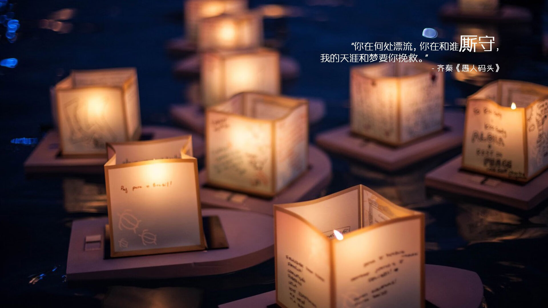 九游娱乐-_蓝色海域滑翔：在海浪中自由飞翔_，蓝色的海域